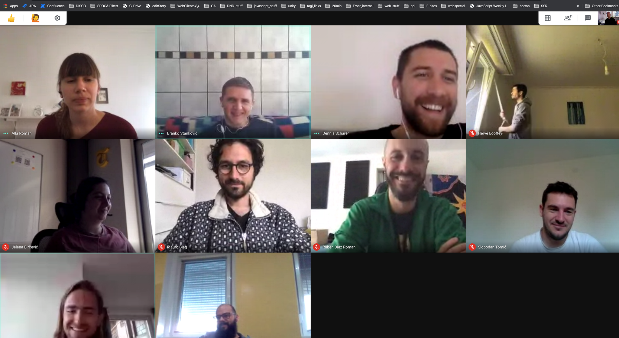 Hervé is raising the roller shutters